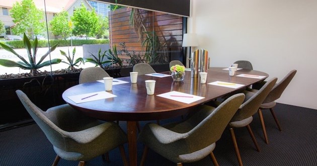 6 Person Meeting Room (Oval)