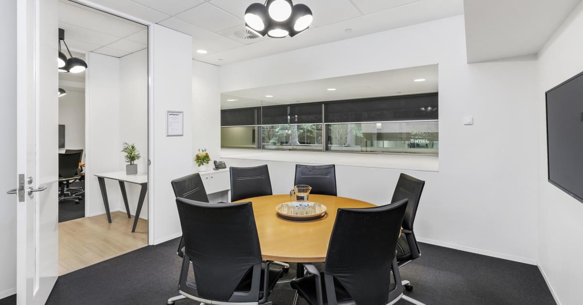 Royal | 6 Person Meeting Room