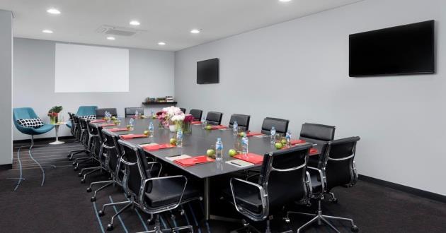 24 Person Boardroom at Sydney Airport (Piper)