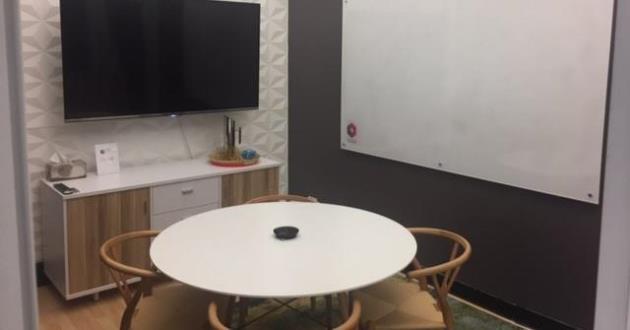 4 Person Meeting Room