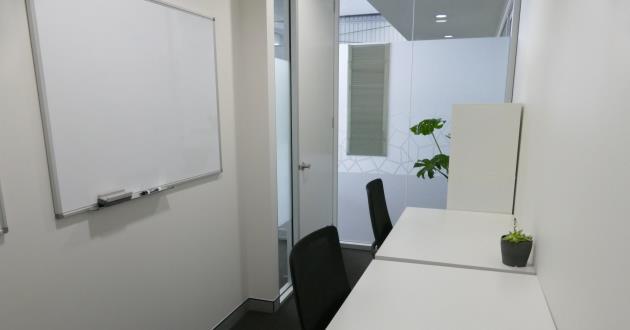Coworking space (hot-desk/permanent desk) with natural light