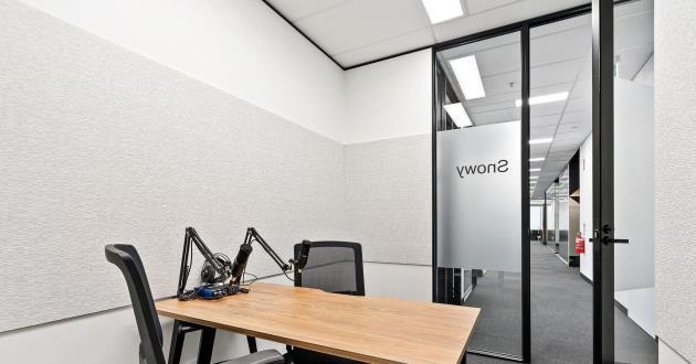 Snowy | 3 Person Podcast and Meeting Room