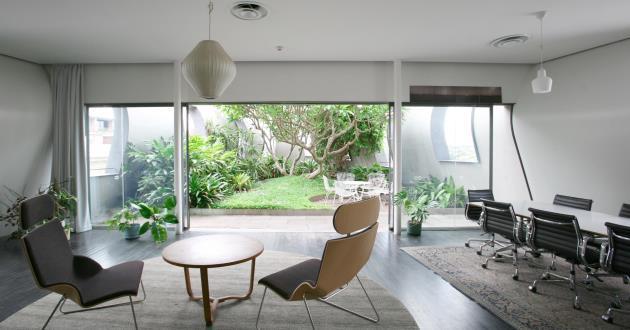 Light Filled Meeting Room in a Rooftop Garden